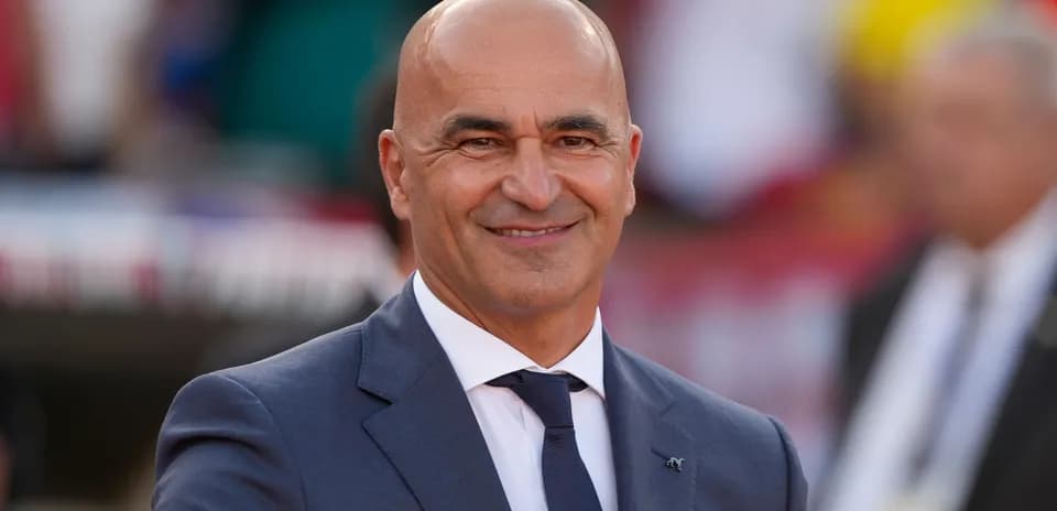 Entraîneur souriant lors d'un événement sportif