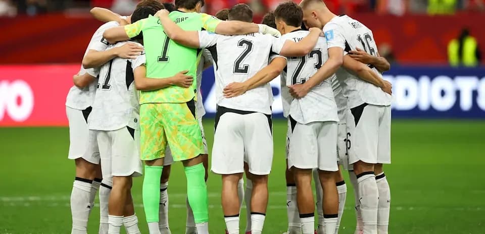 Équipe de football en cercle avant le match