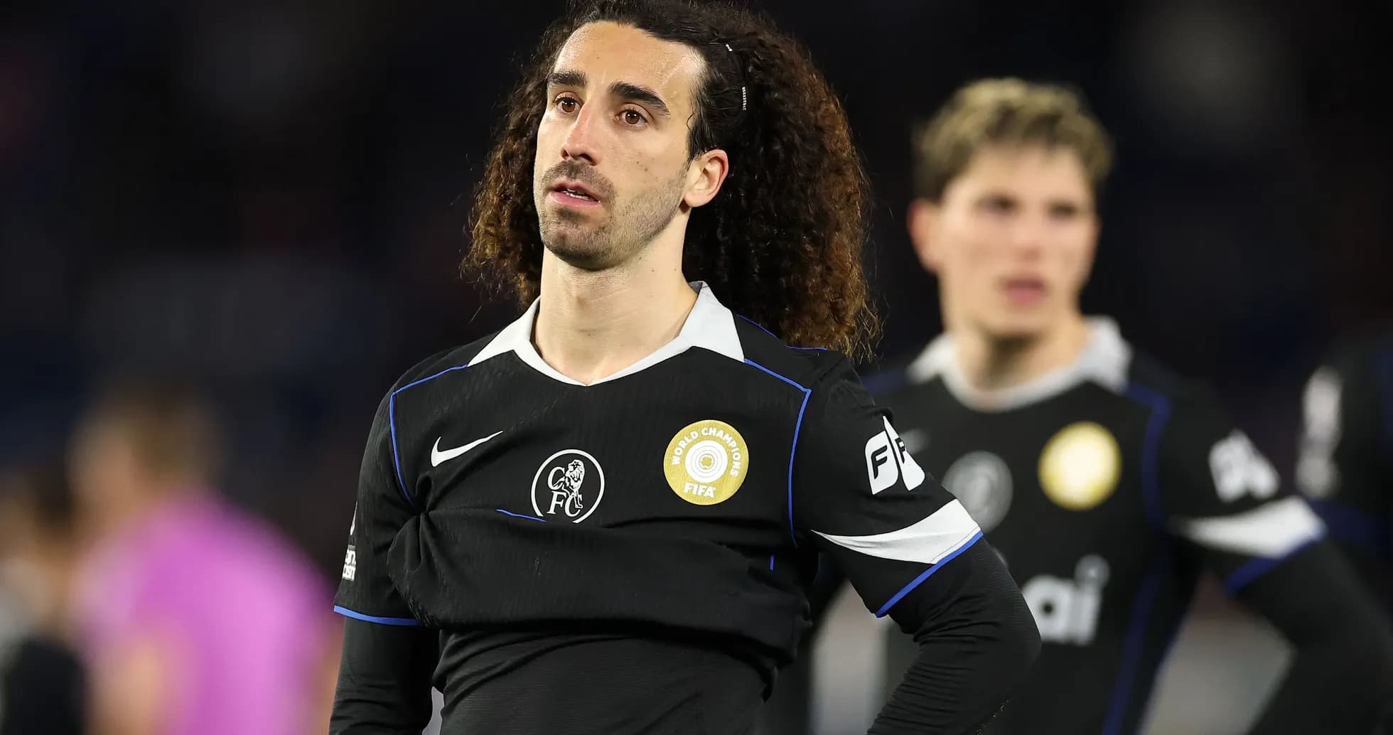 Joueur en maillot noir regardant le terrain après le match