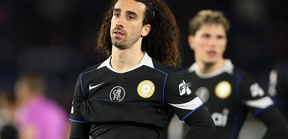 Joueur en maillot noir regardant le terrain après le match