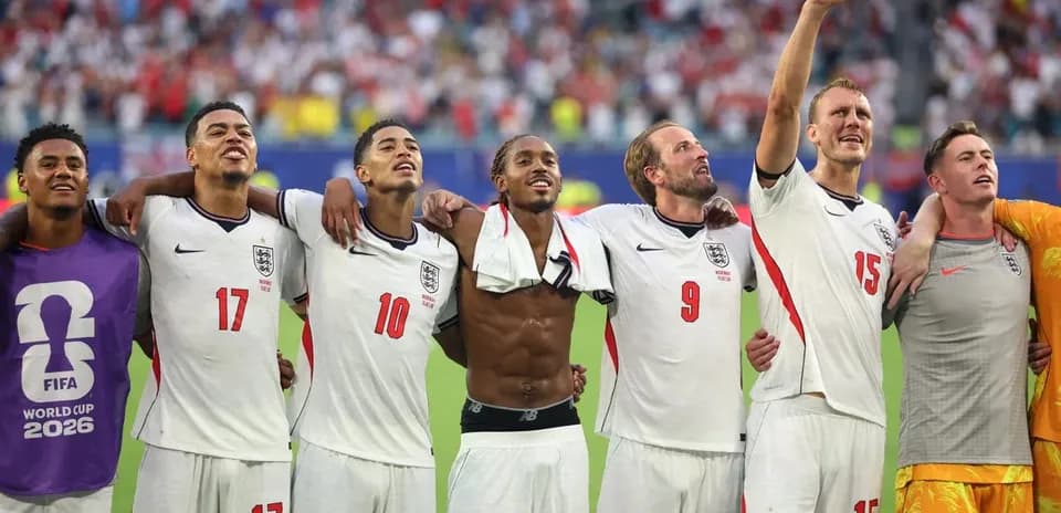 Joueurs anglais chantant après un match de football