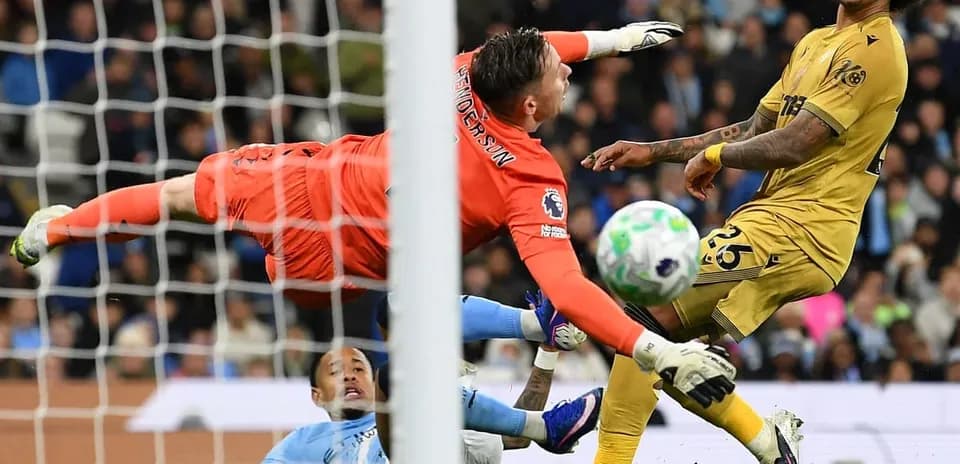 Un joueur de Crystal Palace tirant au but