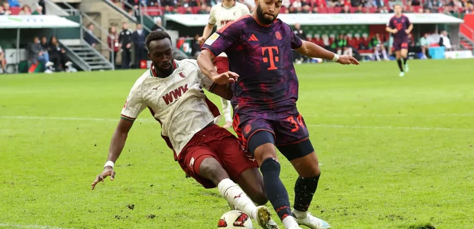 Joueurs en duel pour le ballon lors d'un match