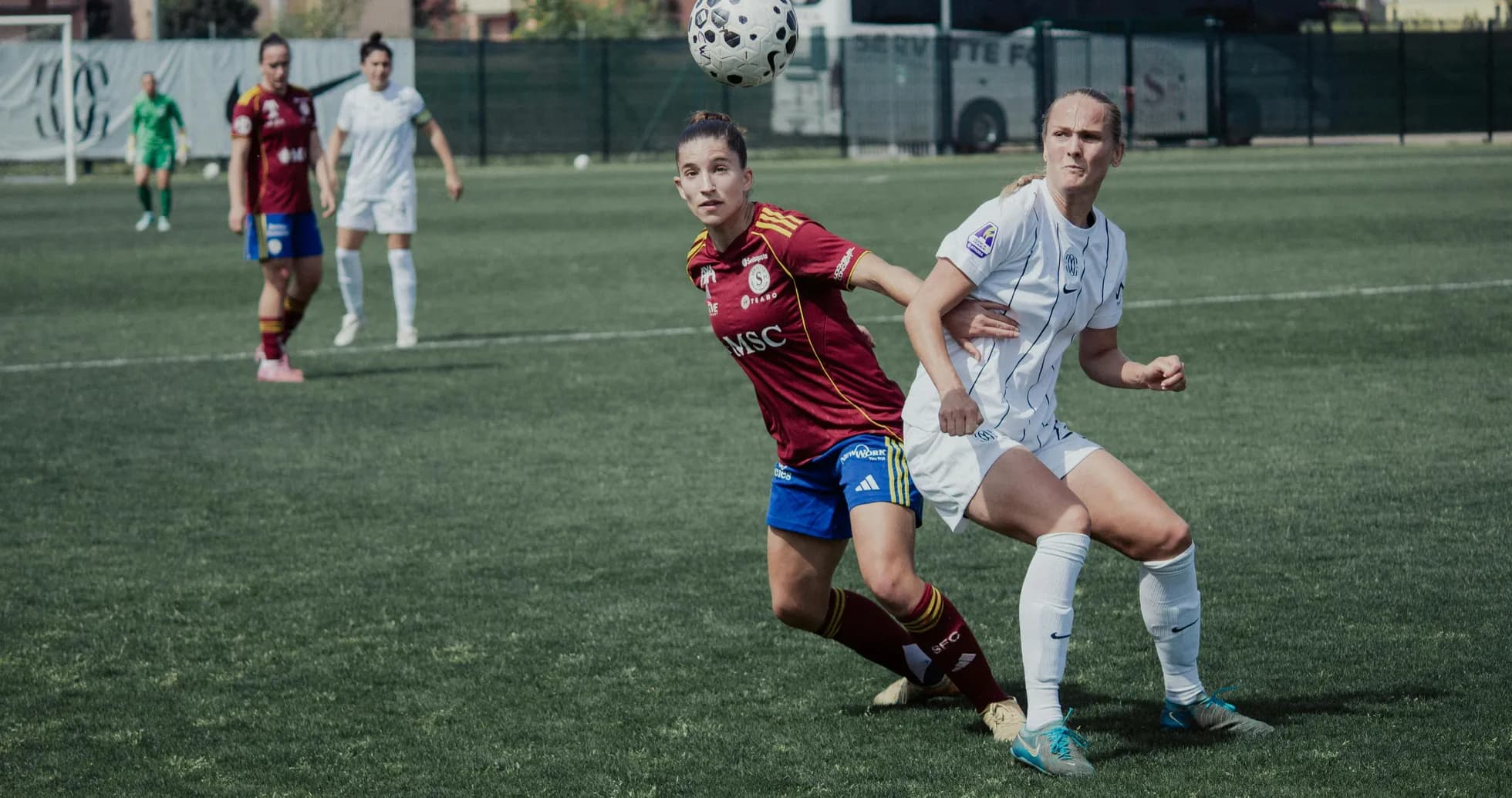 Deux joueuses de football en compétition pour le ballon