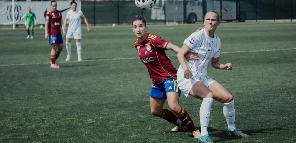 Deux joueuses de football en compétition pour le ballon