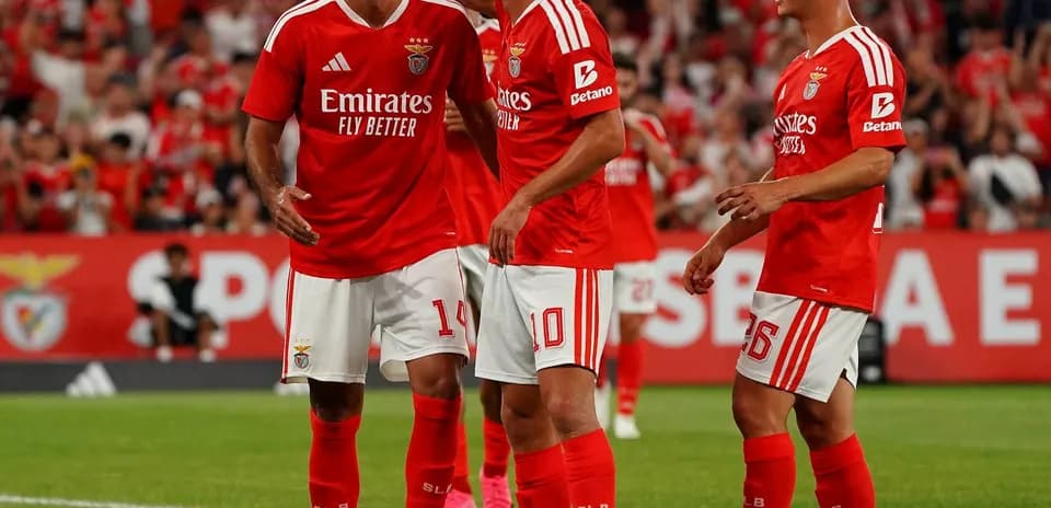 Joueurs de Benfica célébrant un but