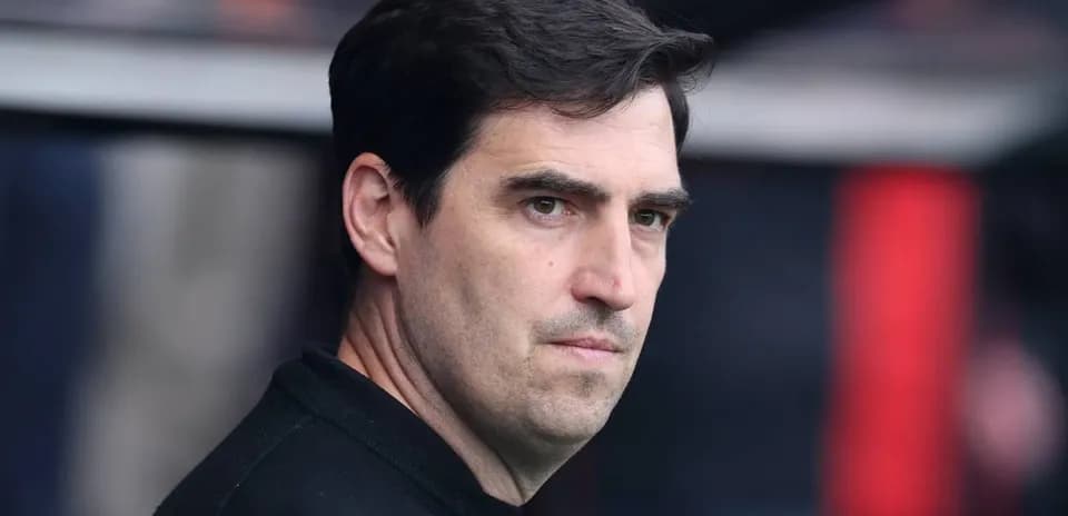 Entraîneur observant le match depuis le banc