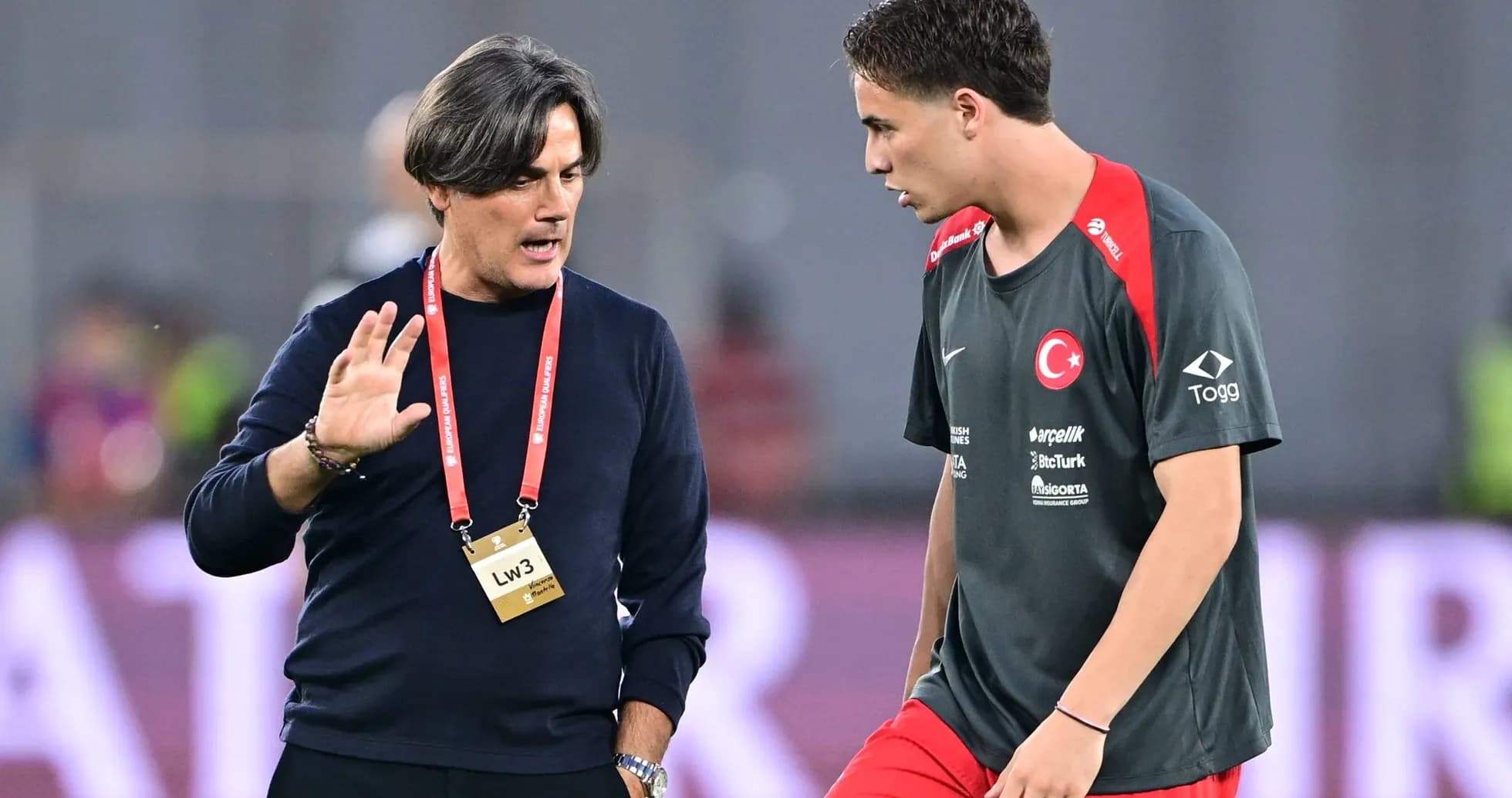 Entraîneur discutant avec un jeune joueur de football