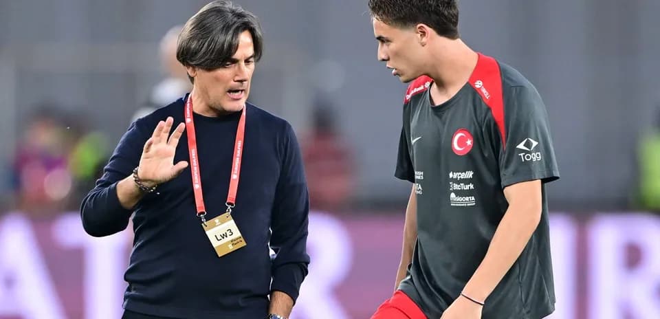 Entraîneur discutant avec un jeune joueur de football