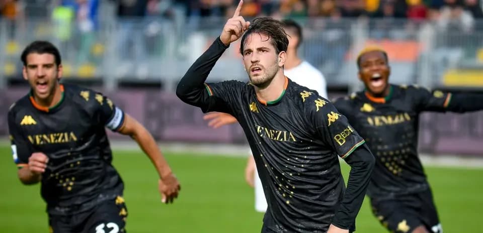 Joueur de Venezia célébrant un but