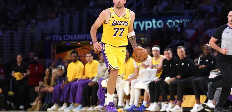 Joueur des Lakers dribblant le ballon sur le terrain