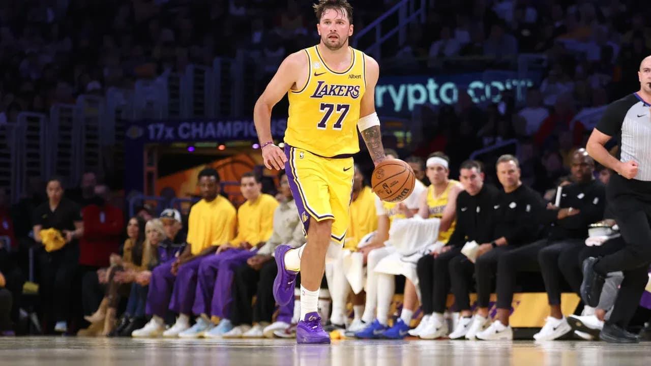 Joueur des Lakers dribblant le ballon sur le terrain