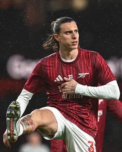 Joueur d'Arsenal célébrant sur le terrain