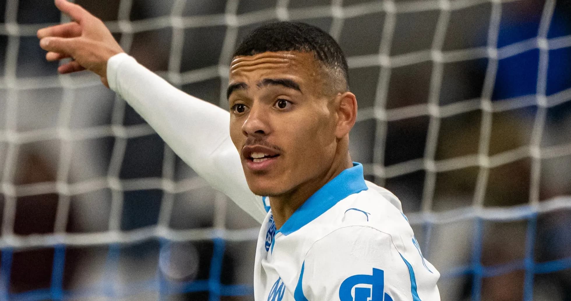 Joueur de l'OM indiquant une direction sur le terrain