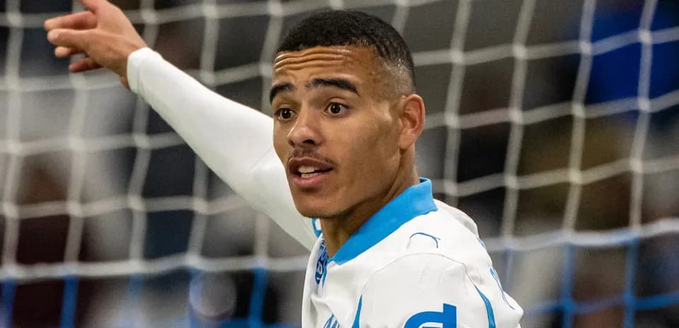 Joueur de l'OM indiquant une direction sur le terrain