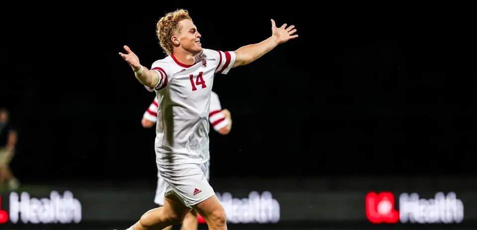 Joueur de football célébrant un but sur le terrain