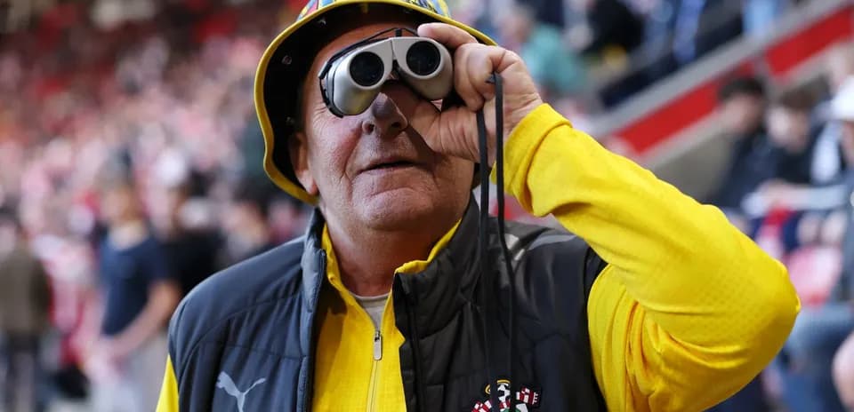 Supporter avec des jumelles dans le stade