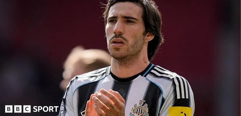 Joueur de Newcastle applaudissant sur le terrain