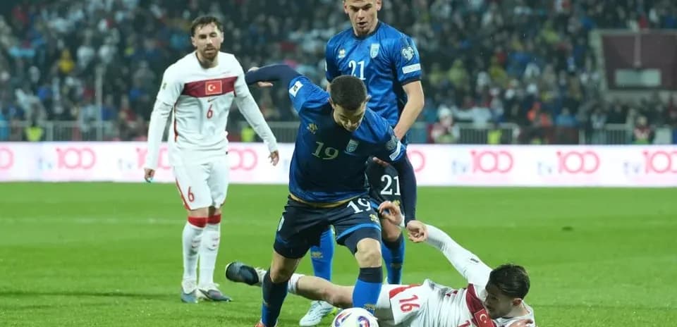 Joueur en bleu chutant après un contact avec un adversaire