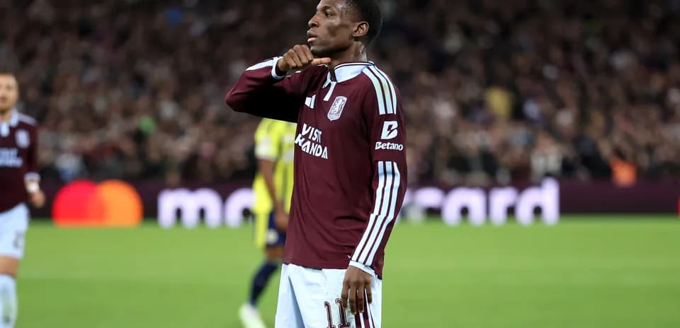 Joueur célébrant un but lors d'un match de football