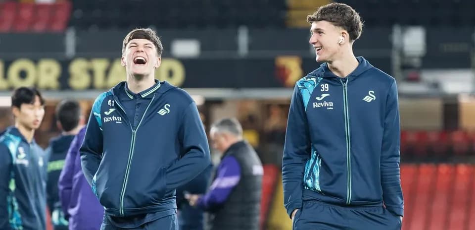 Joueurs de Swansea City marchant et souriant ensemble