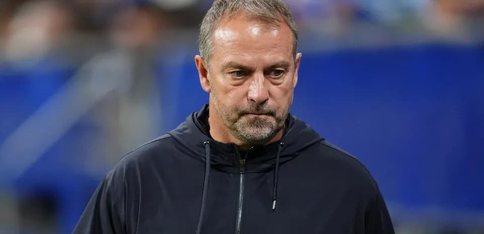 Entraîneur observant le match depuis la touche