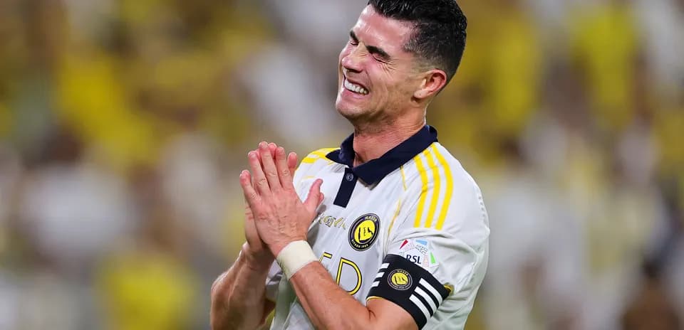 Joueur de football exprimant une émotion sur le terrain