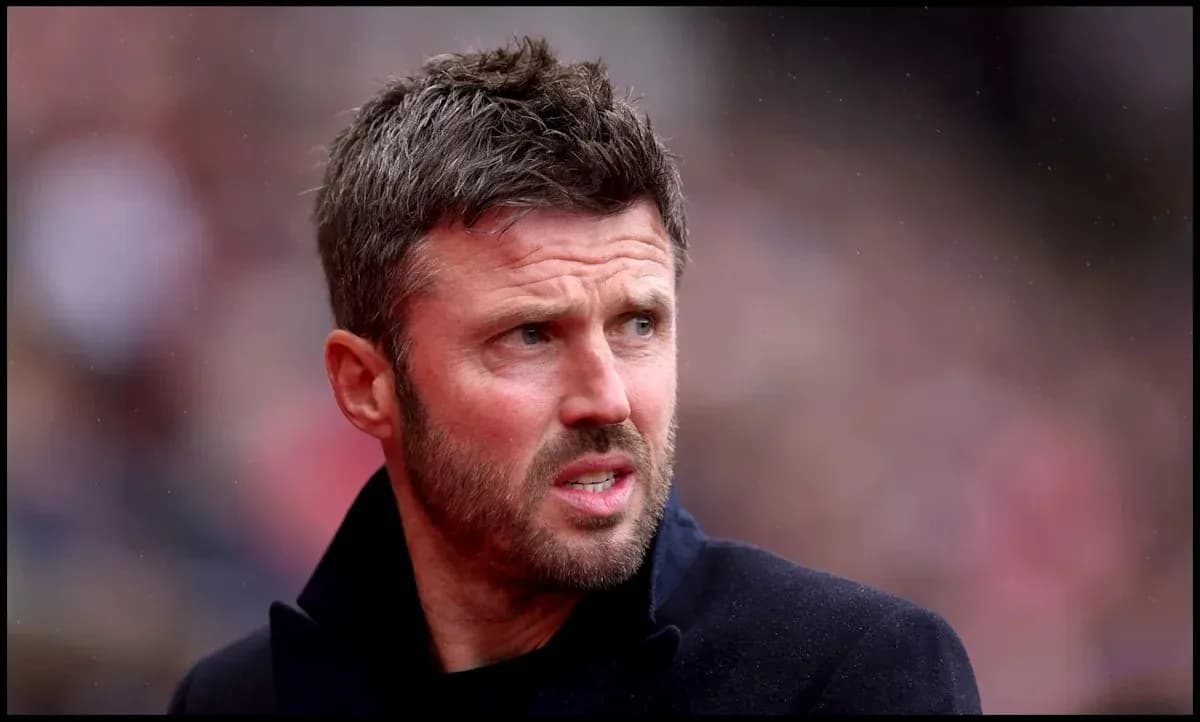 Entraîneur observant le match depuis la touche