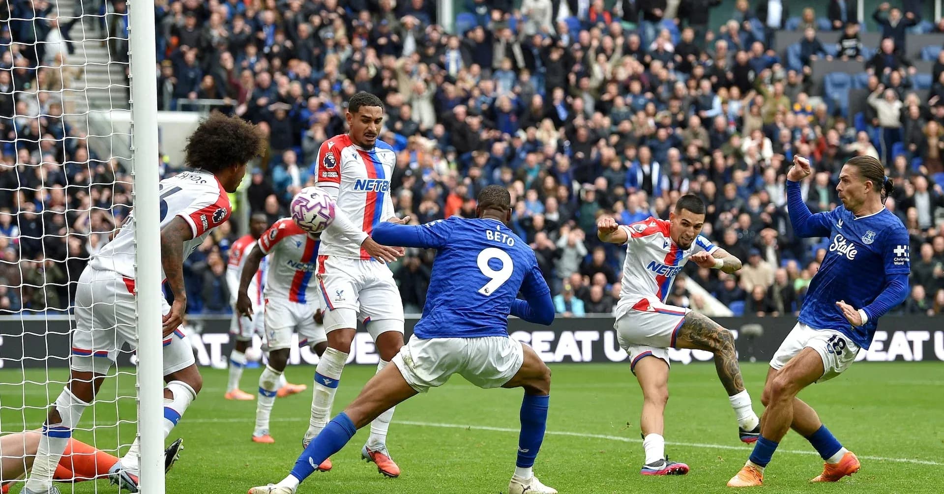 Action de jeu entre Crystal Palace et Everton