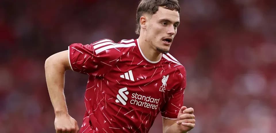 Joueur de Liverpool courant sur le terrain
