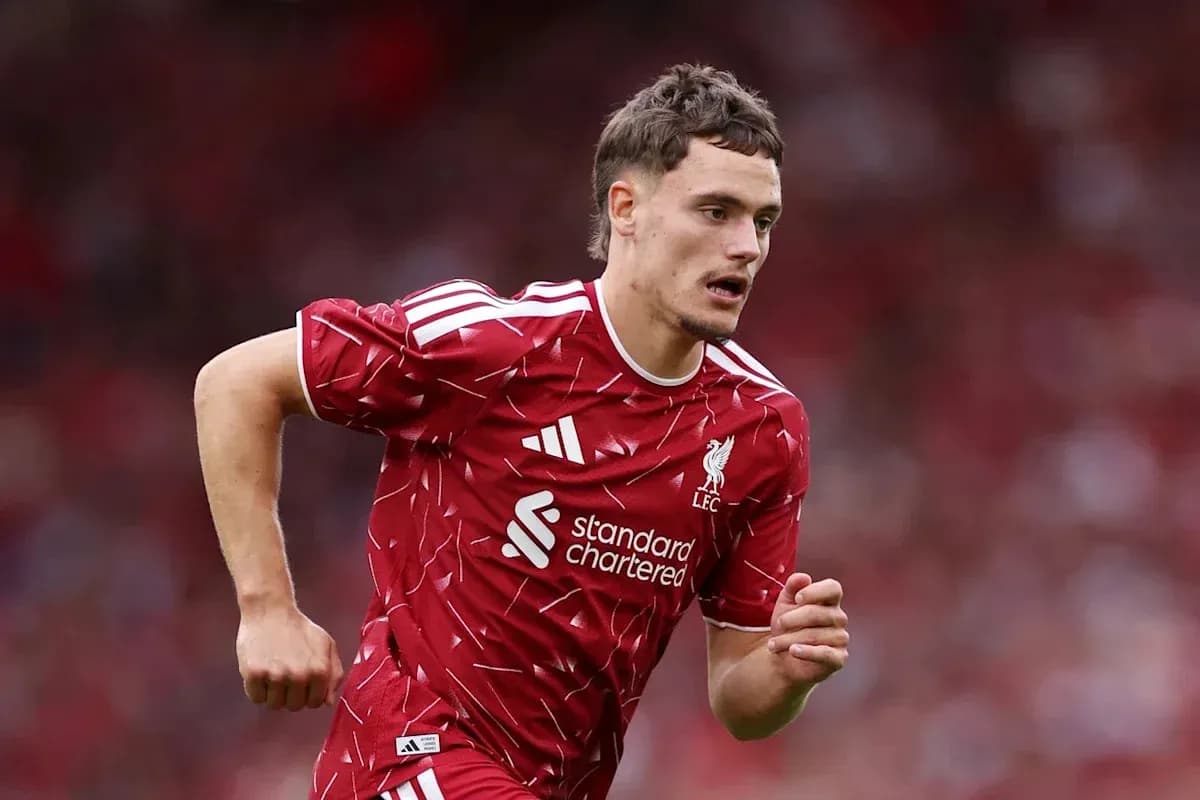 Joueur de Liverpool courant sur le terrain