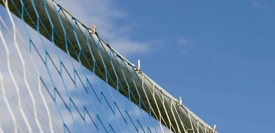 Filet de but avec ciel bleu en arrière-plan