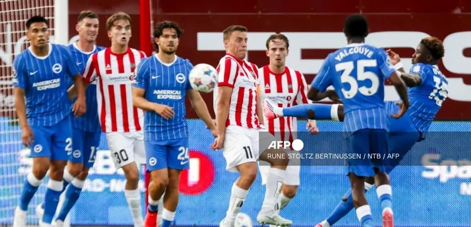 Joueurs en action lors d'un match de football