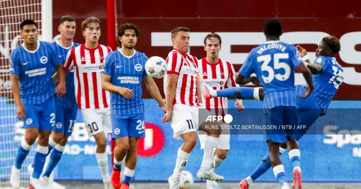 Joueurs en action lors d'un match de football
