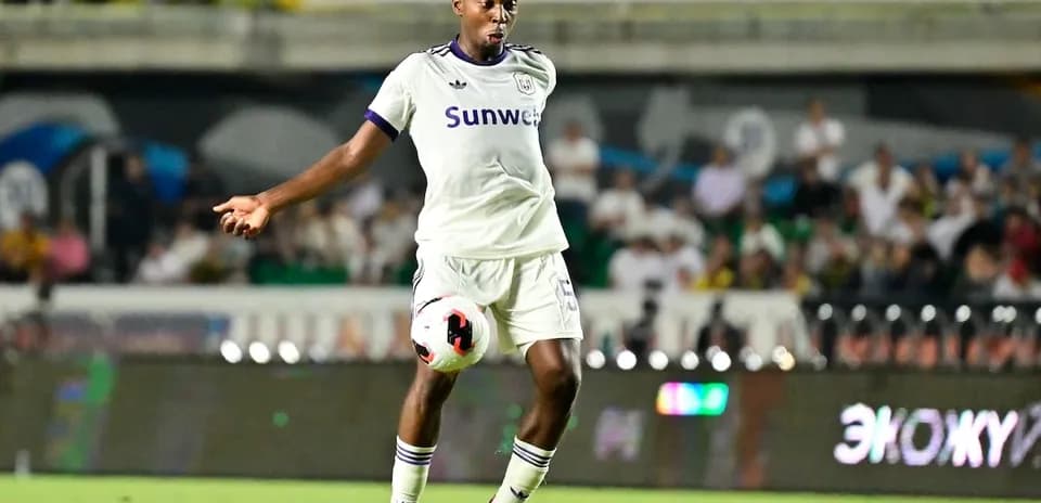 Joueur d'Anderlecht contrôlant le ballon