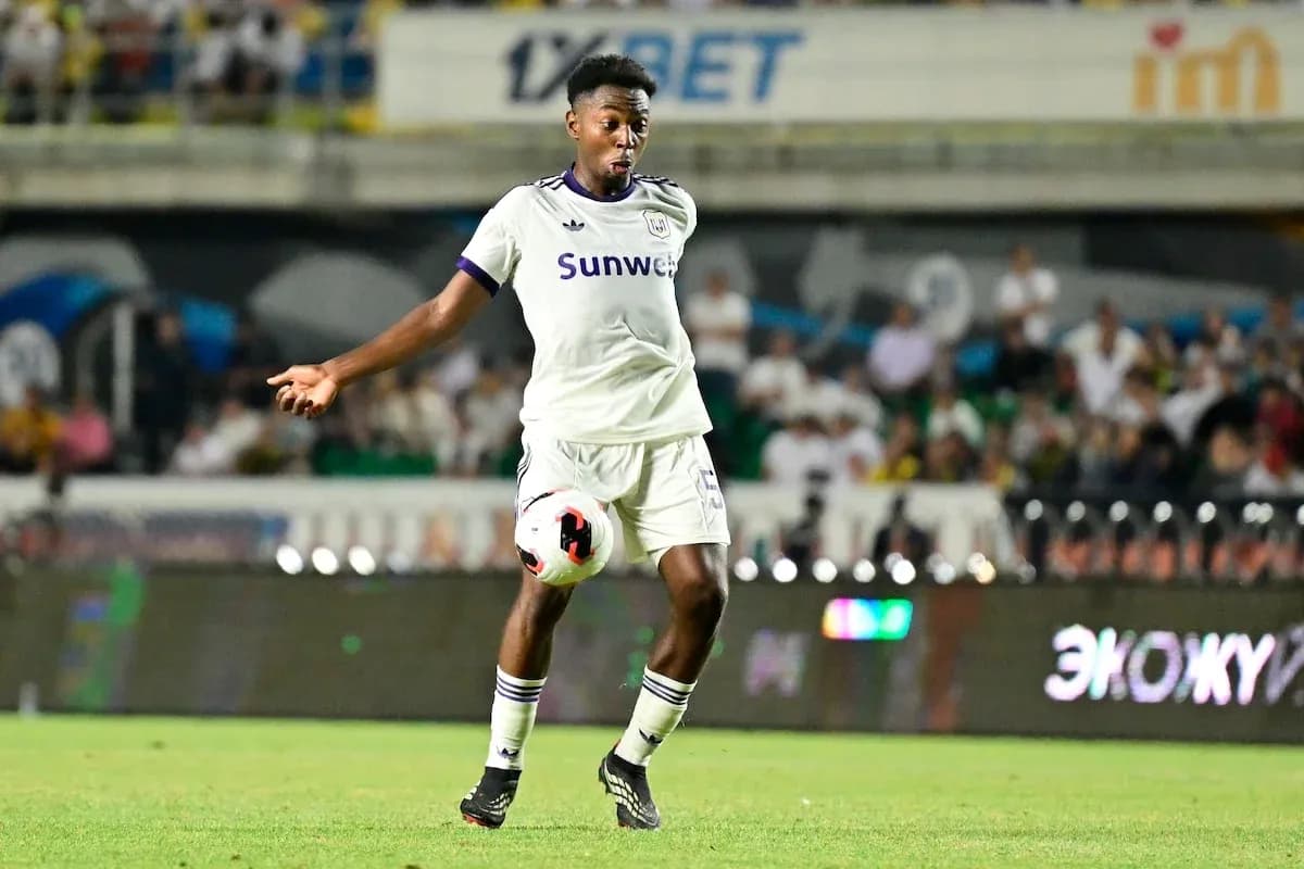 Joueur d'Anderlecht contrôlant le ballon