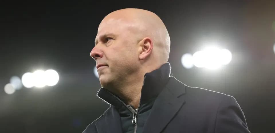Entraîneur observant le match depuis la touche
