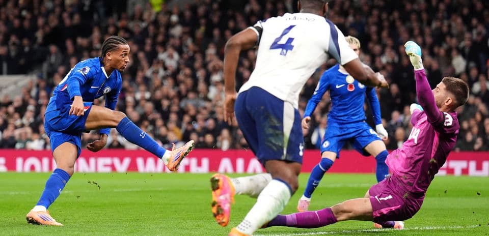 Un joueur de Chelsea tire au but contre Tottenham