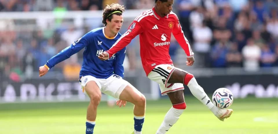 Joueur de Manchester United dribblant un adversaire