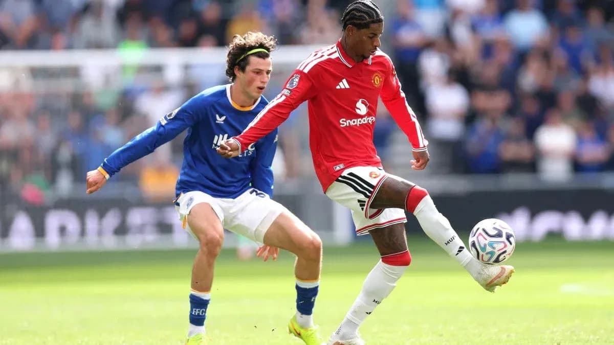 Joueur de Manchester United dribblant un adversaire