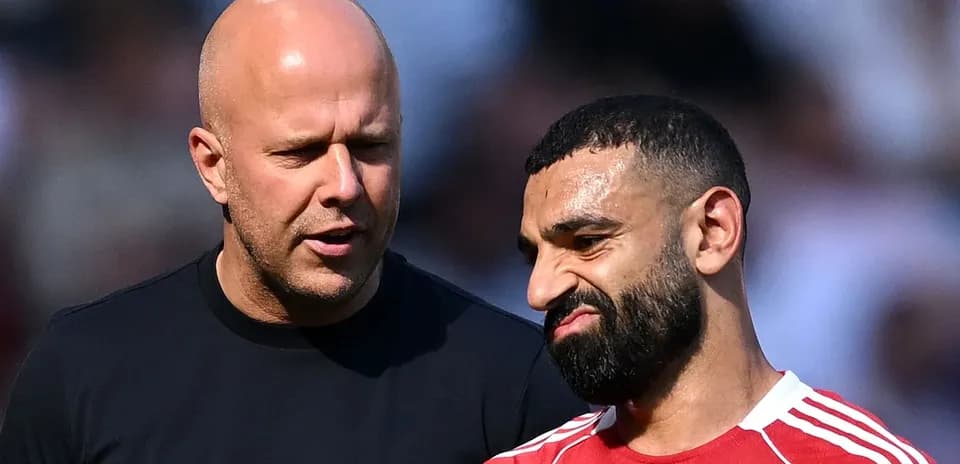 Deux hommes discutant sur le terrain de football