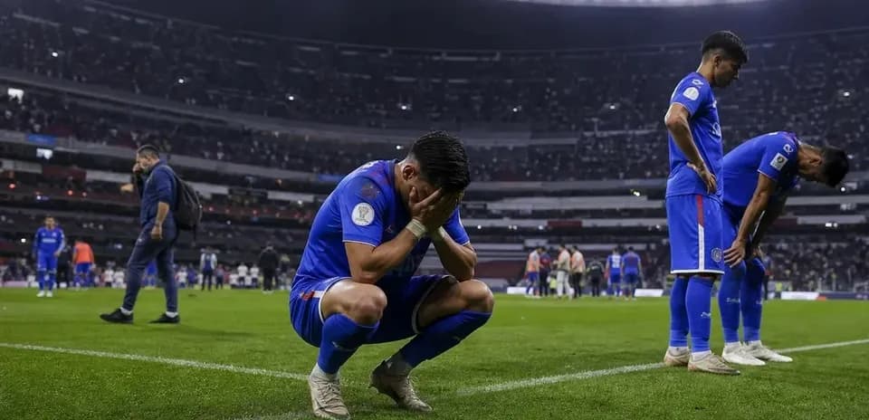 Joueur s'agenouillant sur le terrain après le match