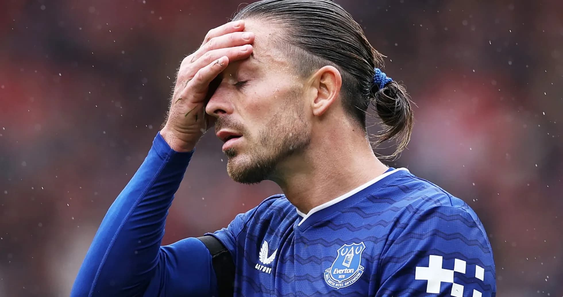 Joueur d'Everton se tenant le front sur le terrain