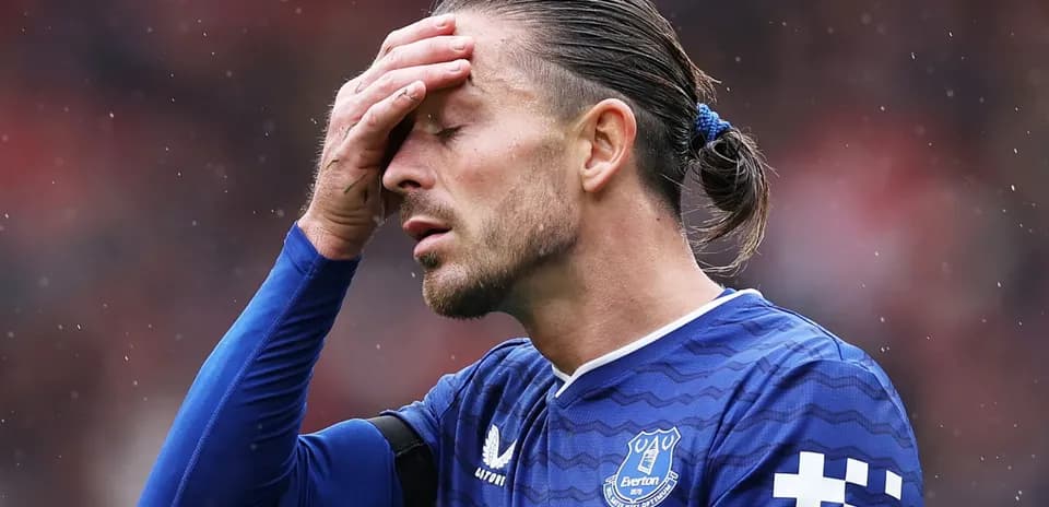 Joueur d'Everton se tenant le front sur le terrain