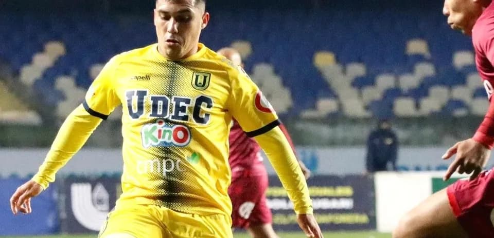 Joueur de l'Universidad de Concepción en action