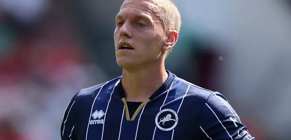 Joueur de football portant le maillot de Millwall