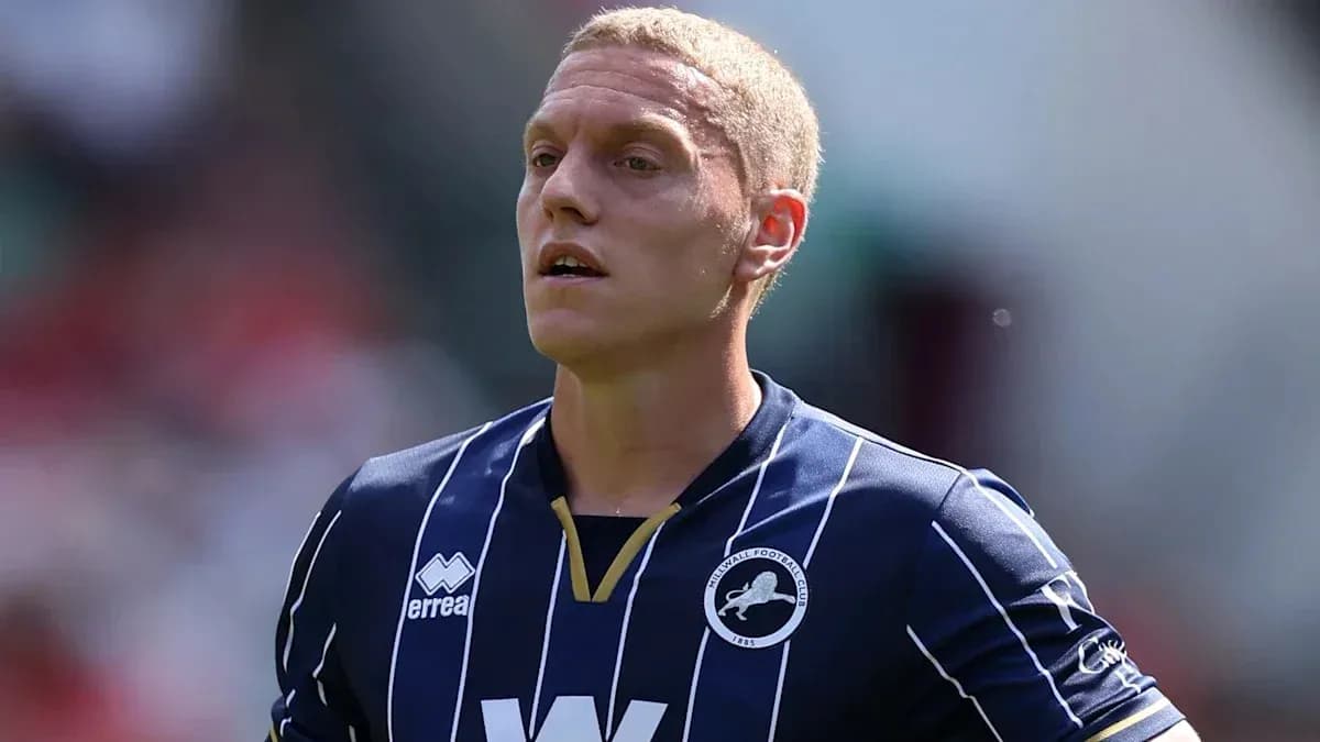 Joueur de football portant le maillot de Millwall