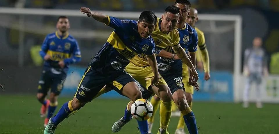 Deux joueurs se disputant le ballon sur le terrain