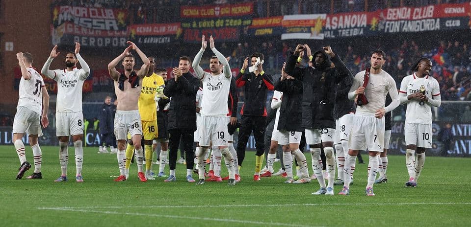 Joueurs de l'AC Milan applaudissant les supporters