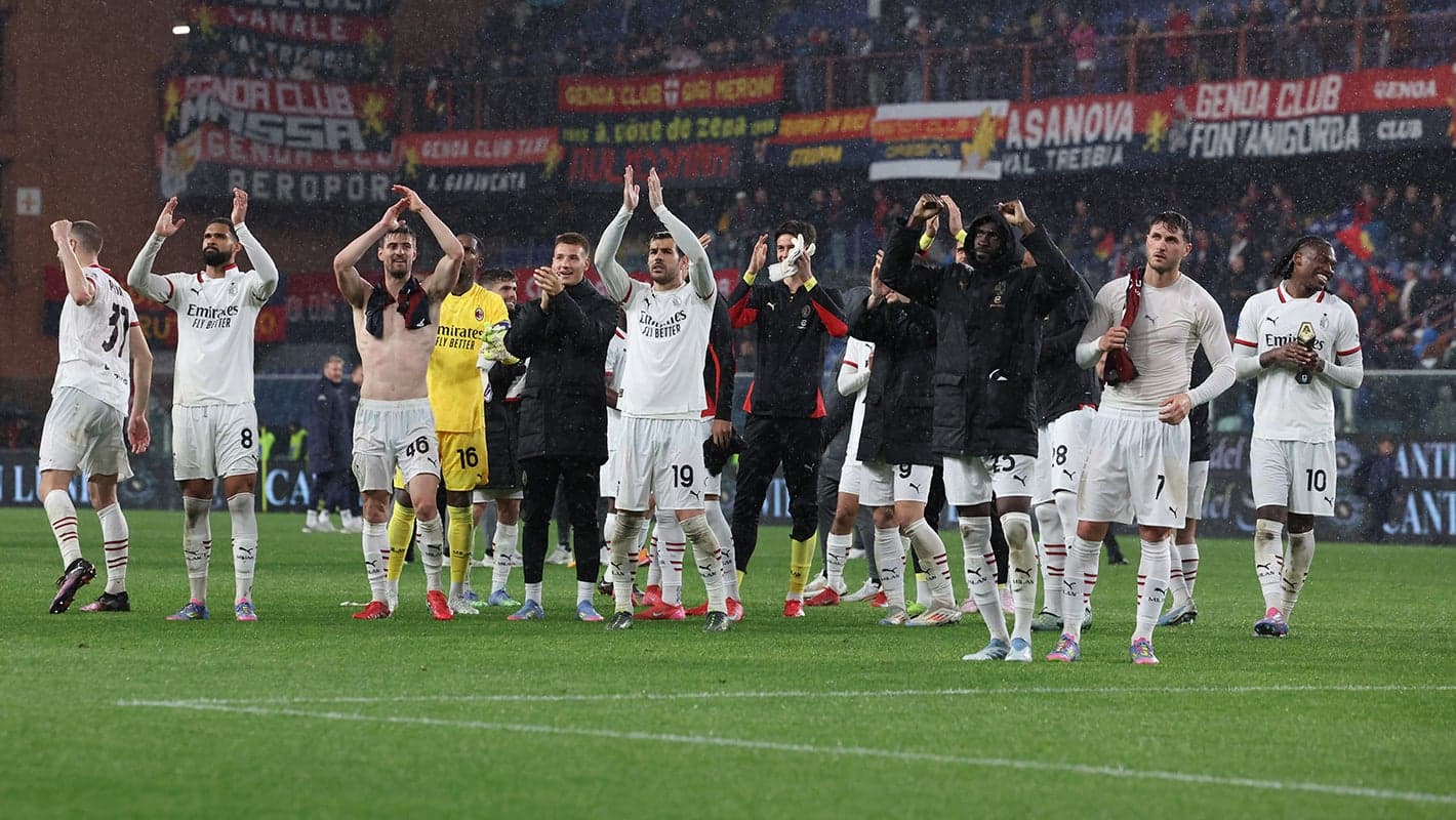Joueurs de l'AC Milan applaudissant les supporters